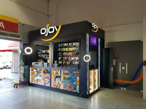Quiosque da Ojoy dentro do Fort Atacadista, com vitrines iluminadas