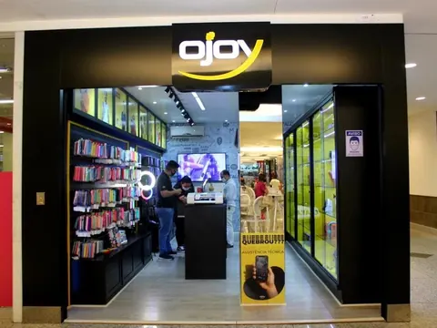 Loja da Ojoy no Itajaí Shopping, com parede de capas coloridas