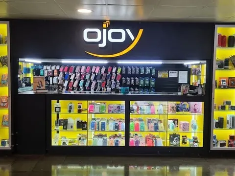 Loja da Ojoy no Angeloni João Colin, com prateleiras amarelas de acessórios